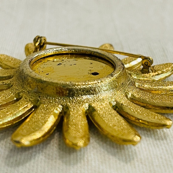 Vintage Solid Fragrance Daisy Brooch - Picture 3 of 6